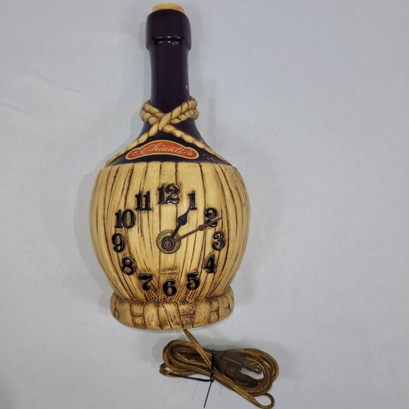 Chianti Wine Bottle Vintage Plastic Clock Model H6792 Made USA - Picture 4 of 4